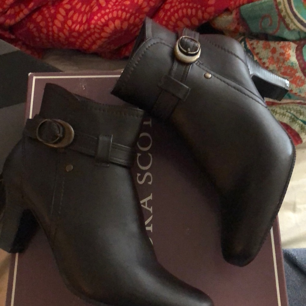 Laura Scott size 7